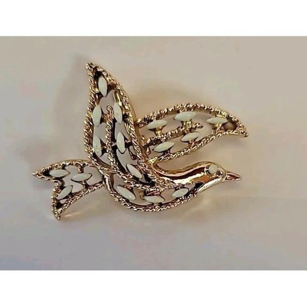 VINTAGE GERRY'S Flying Bird Dove Goldtone Brooch Pin Pendant Signed White Beads‎